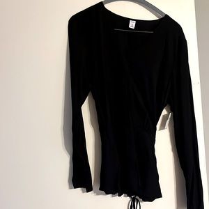 Cute never worn casual shirt! Dress up or down. Tie waist. Can’t go wrong.